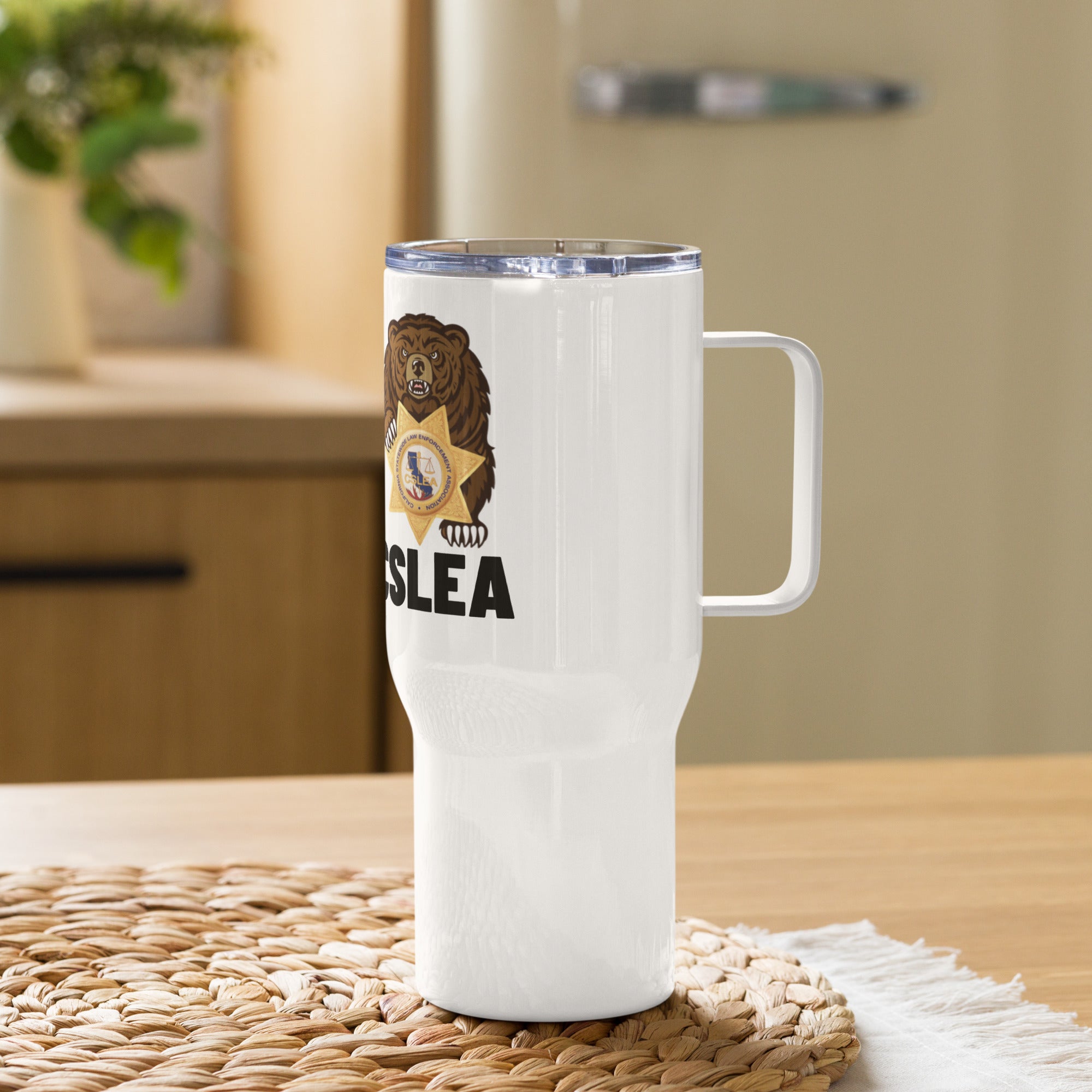 Travel mug with a handle