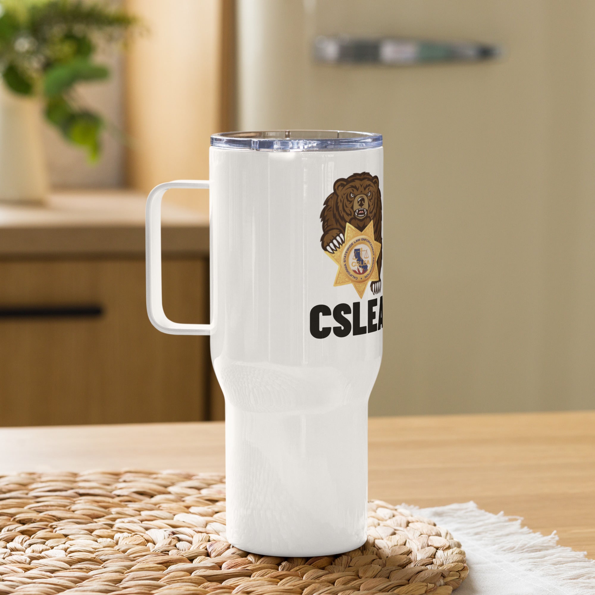 Travel mug with a handle